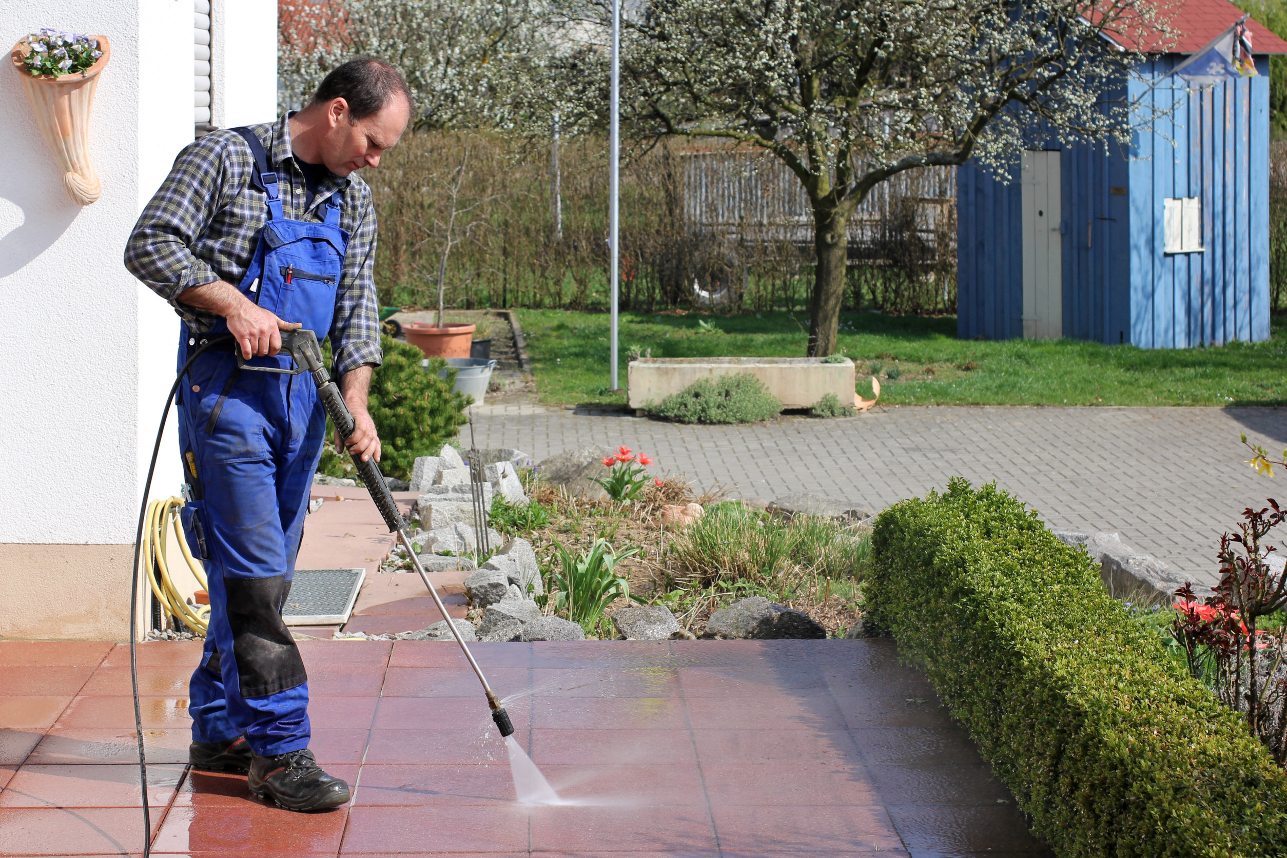 Read more about the article 6 Reasons to Pressure Wash Your Home This Summer